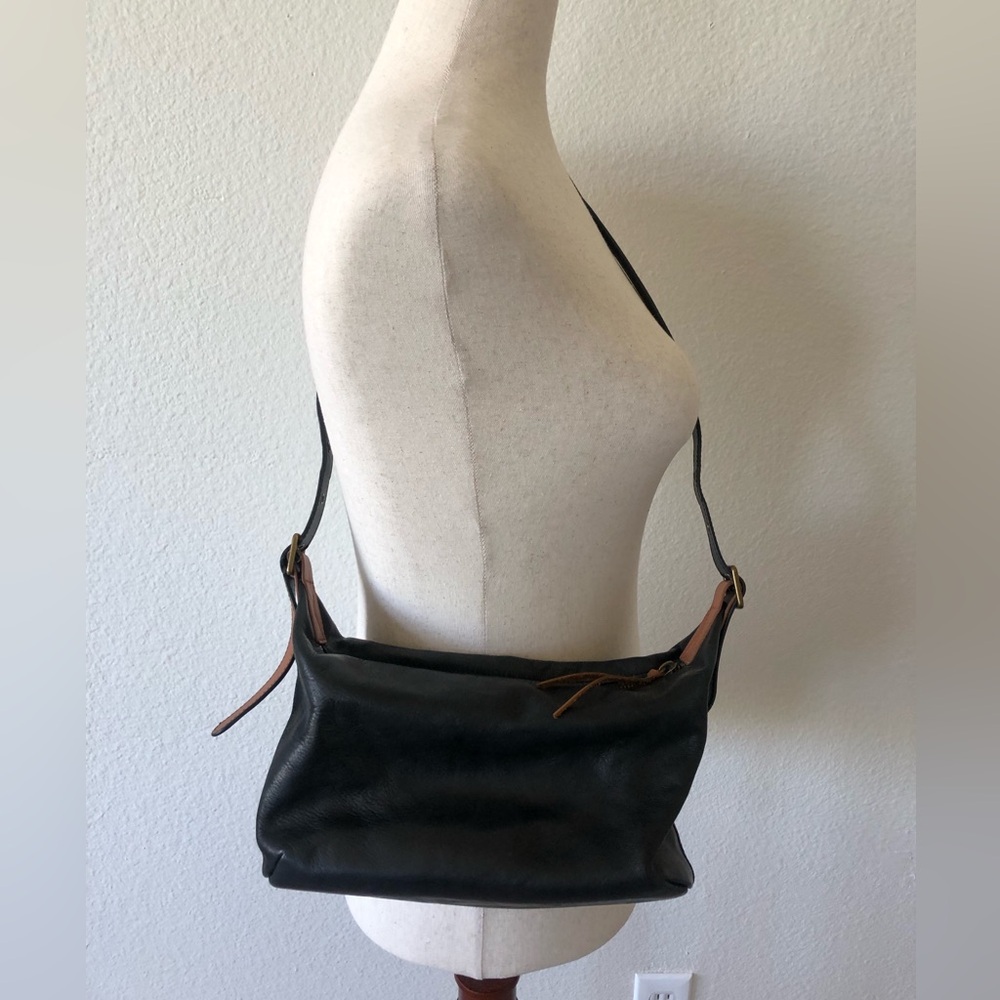 FEED - LEATHER SLING BAG + BLACK/WITH ADJUSTABLE REVERSIBLE STRAP